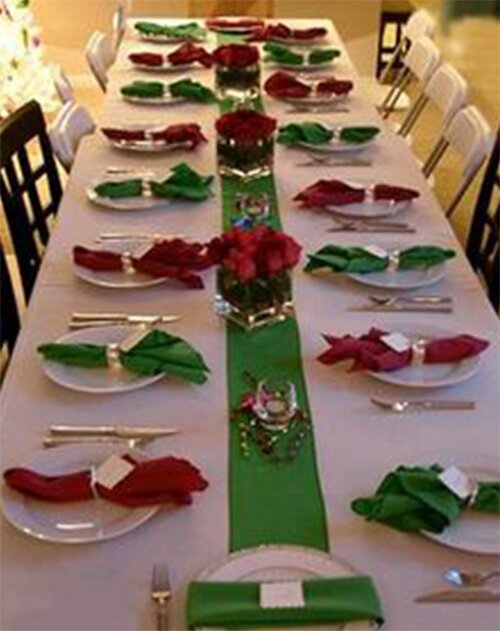 red and green christmas table decor