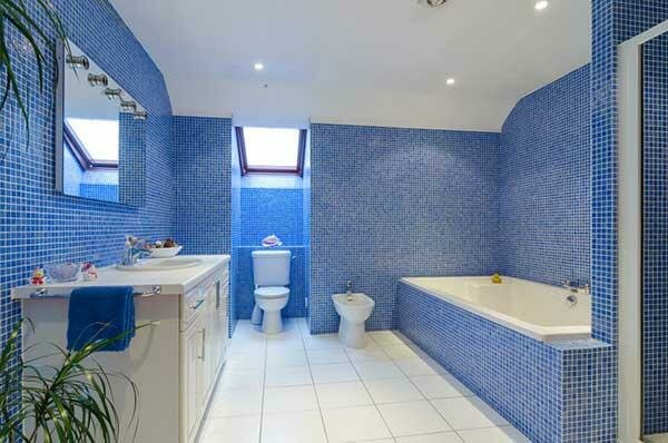 Blue and White Bathroom Decoration 1