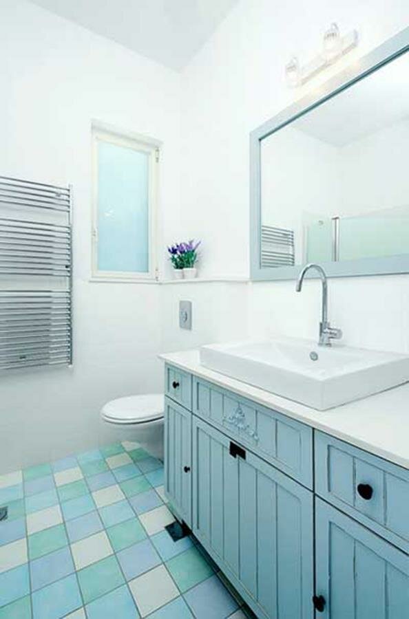 Blue and White Bathroom Decoration 9